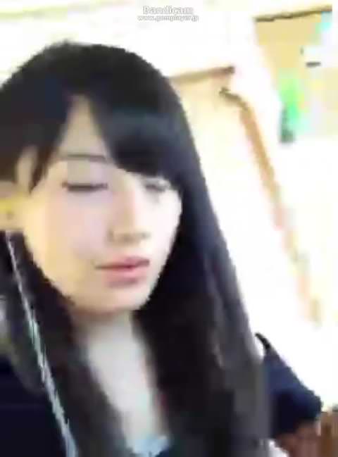 黒髪の清楚な少女だが、彼女に信じられないことが起きている…