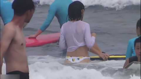 ビーチでノーブラ、乳首丸見え