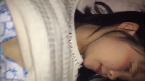 子供っぽい顔をしたおとなしい女の子とのセックス動画