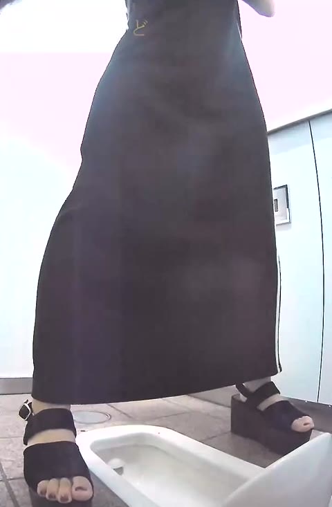 排泄する女性を覗き見 04