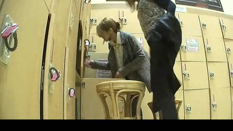 更衣室で2人のオシャレな女子の着替えを盗撮！！