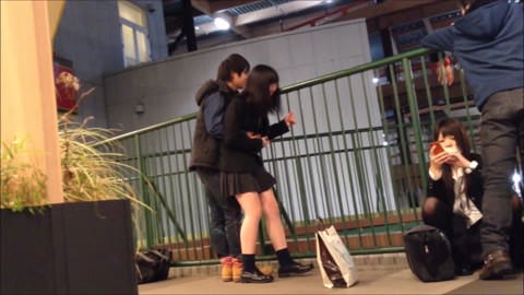 【安らぎのオアシス 159】 若いカップルが絶え間なくキスをする