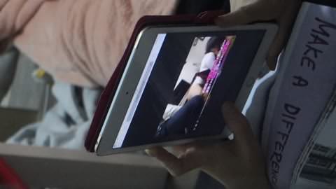 [盗撮] 女の子もエロ動画を見ながら、新しい武器であるピンクのバイブを体に押し当ててオナニーしている