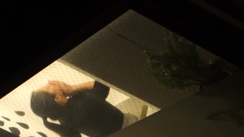 パンティなしでレギンス姿！淫らな美女