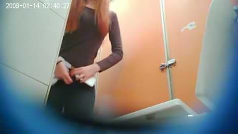 お腹が痛いモデルが、力を入れてうんち