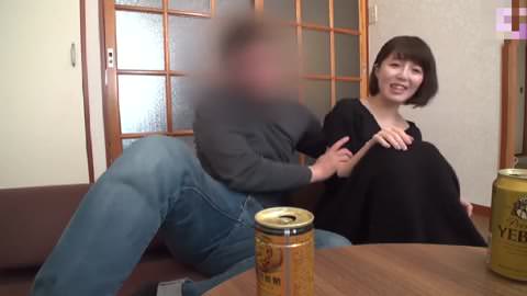 HD画質、空き部屋でのカメラ前セックス。カーテンすらないので、通りから丸見え。喜びと羞恥 なし