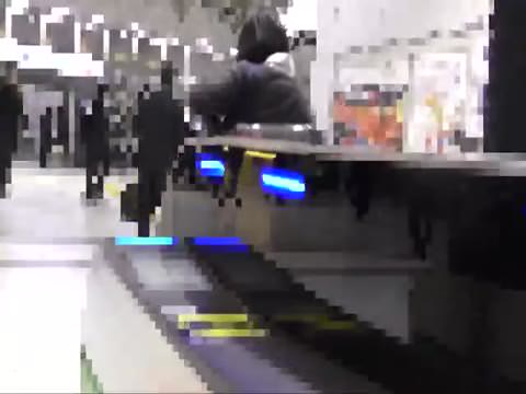 制服姿での愛撫：ショートカットの色白少女、指入れ、潮吹き…