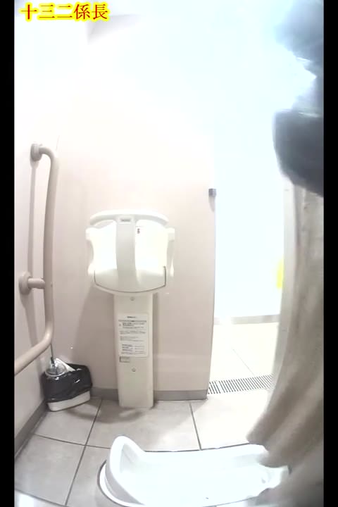 2台のカメラで撮影、下からのクローズアップ!! 美人OLのマンコをクローズアップで観察