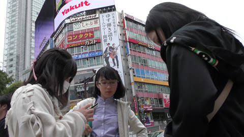 メガネをかけた素朴な女の子