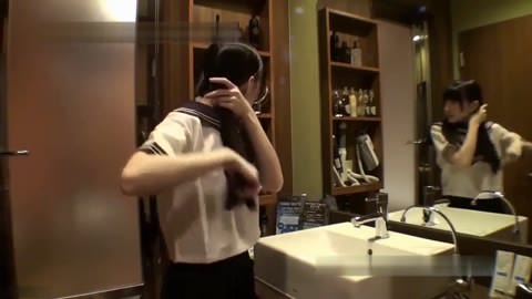 [生] 制服とスポーツブラ姿の女の子との生セックス