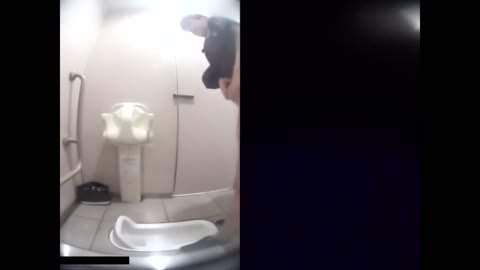 漏らしそうになりながら必死に我慢する美女