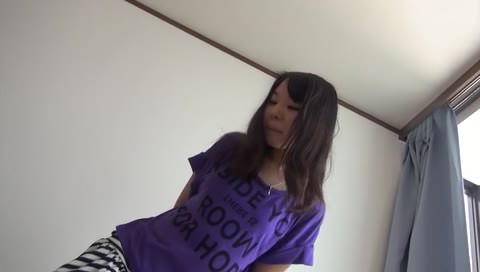 日焼け跡のあるエネルギッシュな女の子。