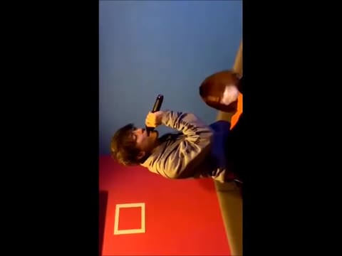 お酒とバカ騒ぎのパーティー！カラオケでフェラされながら、うまく歌えるかな？エロジョーク集