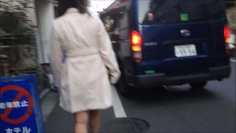 持ち上げて捕まった…お尻を叩かれたが、ゲイの女の子の体に食い込んだピンクのパンティを撮影する時間はあった。