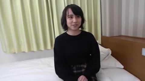 髪が乱れた恥ずかしがり屋の1年生女子 — 断れない性格のせいで、無理やりホテルに連れ込まれセックス撮影