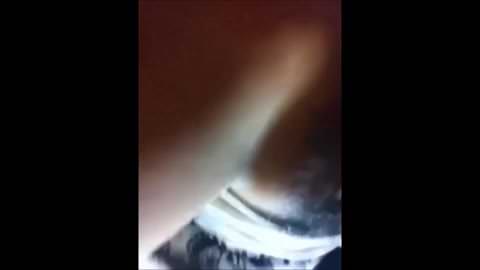 脚を大きく広げて激しくオナニーする若い女性の動画