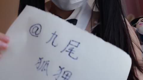 巨乳でパイプラインの剃毛マンコを持つ女性が、バイブで激しく刺激される