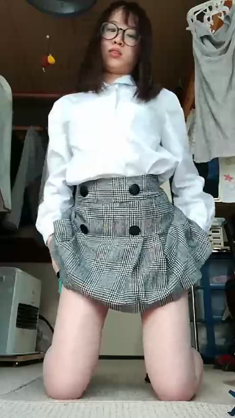 Tシャツ姿のアンダーグラウンドアイドルKYがオナニー