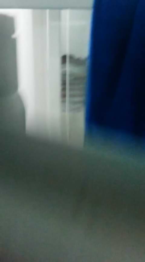 隣人の浴室の窓からの覗き見