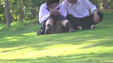 衝撃的な開脚、完全に露出した真っ白なパンティ