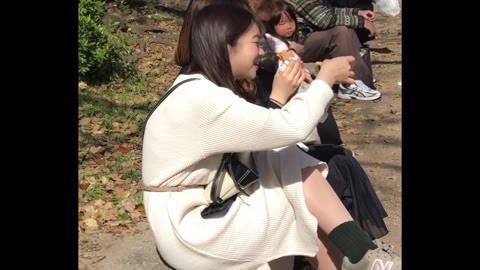 S級の混血美女が立ち上がり、脚を大きく広げてパンティを完全露出！！