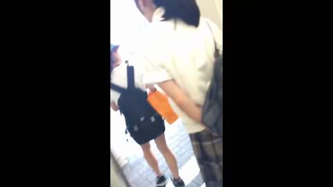 真っ白なパンティを履いたアイドル級の美女