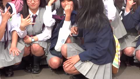 [奇跡] 修学旅行中の座っている女子高生、写真ではなく動画で♪