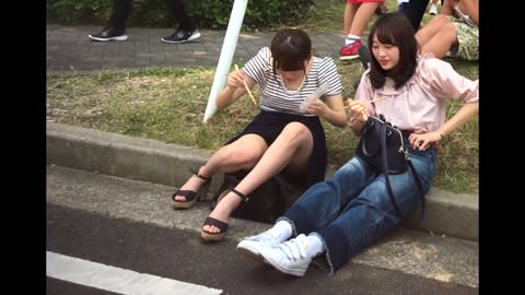 テレビタレント級の美女が脚を大きく広げ、真っ白なパンティを露わに！！