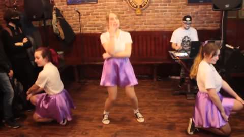 巨乳で乳首がピンと立った、可愛すぎる西洋人女子高生！！