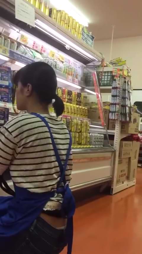 ワインショップでアルバイトする美人女子高生、パンティのラインが浮き出て衝撃的！！