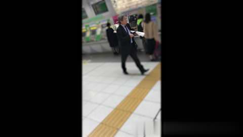 [制服の女子高生] 少し開いてますか？カメラに視線を捉えられた