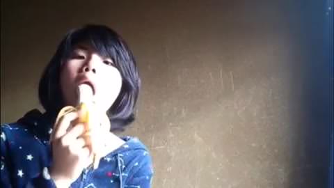 パイパン娘：バナナを美味しそうに食べる