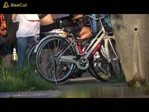 友達に隠そうとしたけど、胸が飛び出ちゃった！！！