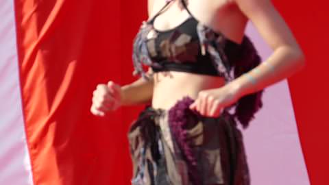 衝撃！！信じられない！超美人の巨乳女子高生が露出度の高い服から胸を露出…！！