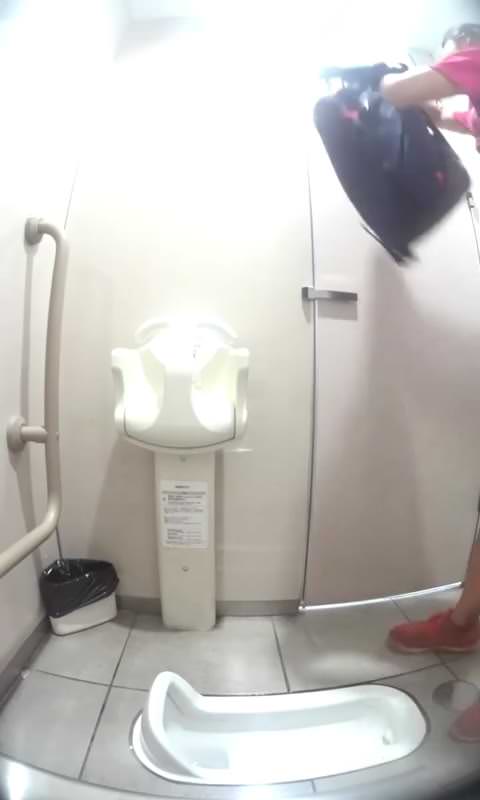 「幽霊トイレ」シリーズ、第9弾：健康的で美しい美女