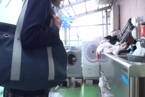 女子高生を路地裏に連れ込み、フェラをさせた。彼女は若くて美しすぎる、ハハ。我慢できずに口内射精 03