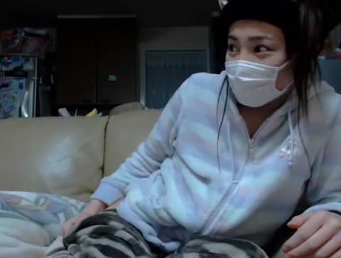 家族にバレないようにリビングでオナニーしていた女の子が、突然リビングで失禁してしまう！