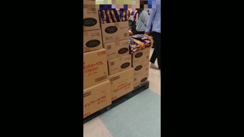 撮影中に友達にバレてしまった美人女子高生