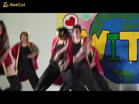 女子高生の超エロティックなダンス！！！（パンティがはみ出してる♪）