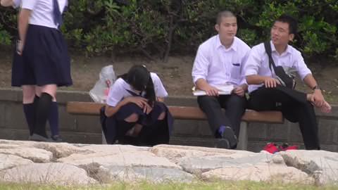 とても真面目そうな女子高生が、信じられないほど面積の広い真っ白なパンティを披露！！