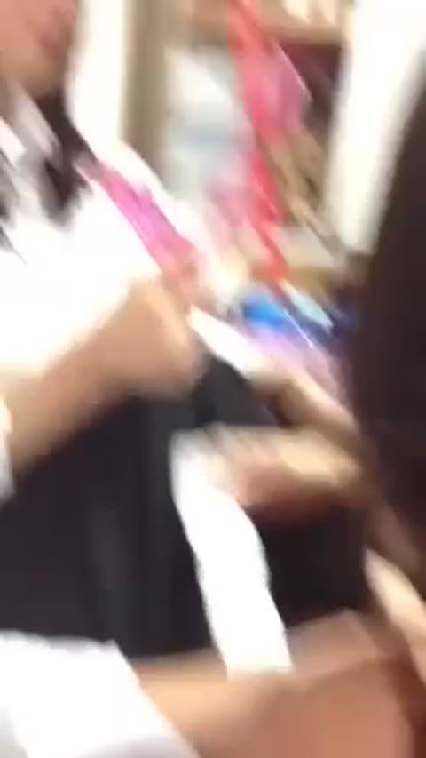 正体を暴かれたエミリへの男子生徒によるいじめ