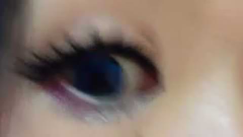 冗談でノーブラになった2人の女子高生アイドル…