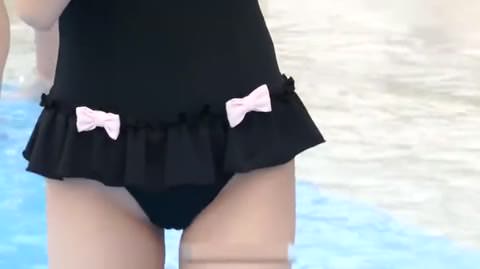 [目立つ産毛...] プールサイドでの撮影