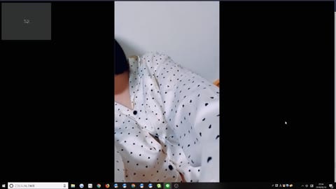 メガネをかけた女の子がSkypeで楽しそうにオナニーする動画