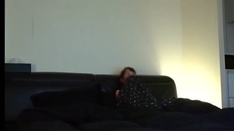 最終電車に乗り遅れた知人を家に泊めることに…