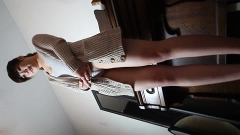 モリマン：股間に食い込む水玉模様のレオタードを着た、豊満な体型の長身美女