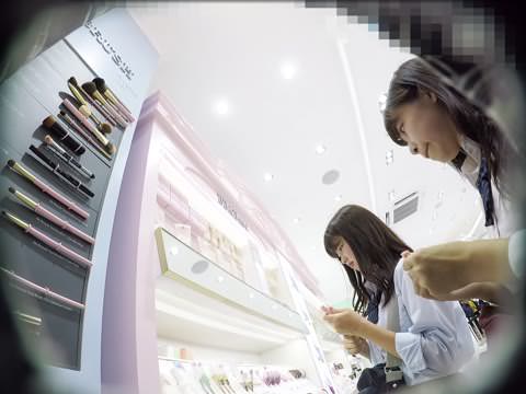 顔を隠しているつもりでも、重ね着したパンティの下から可愛いお尻が覗く女子大生たち [動画] 046