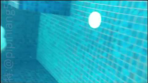 絶妙なスタイル。映画『IV』のように、プールサイドでのビキニ撮影、そして突然…