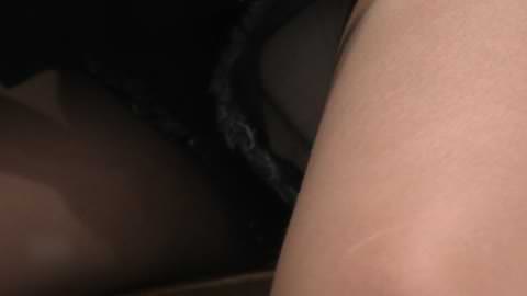 ショートパンツの隙間を覗き見