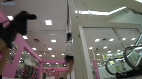 超ミニスカートの女子高生を撮影していたが、盗撮でバレてしまった